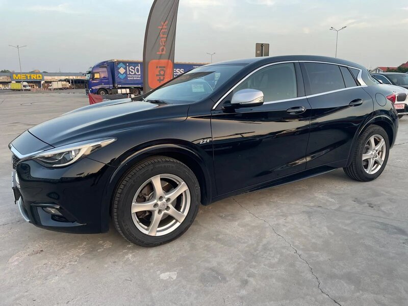 Infiniti Q30